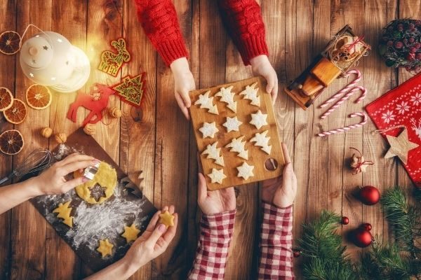 12 Giorni di cura di sé a Natale: connettiti con qualcuno che ami