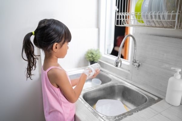 When to use prizes and incentives for children, girl washing glass