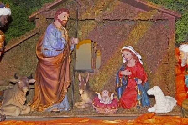 Religious advent activities for your printable family Christmas calendar