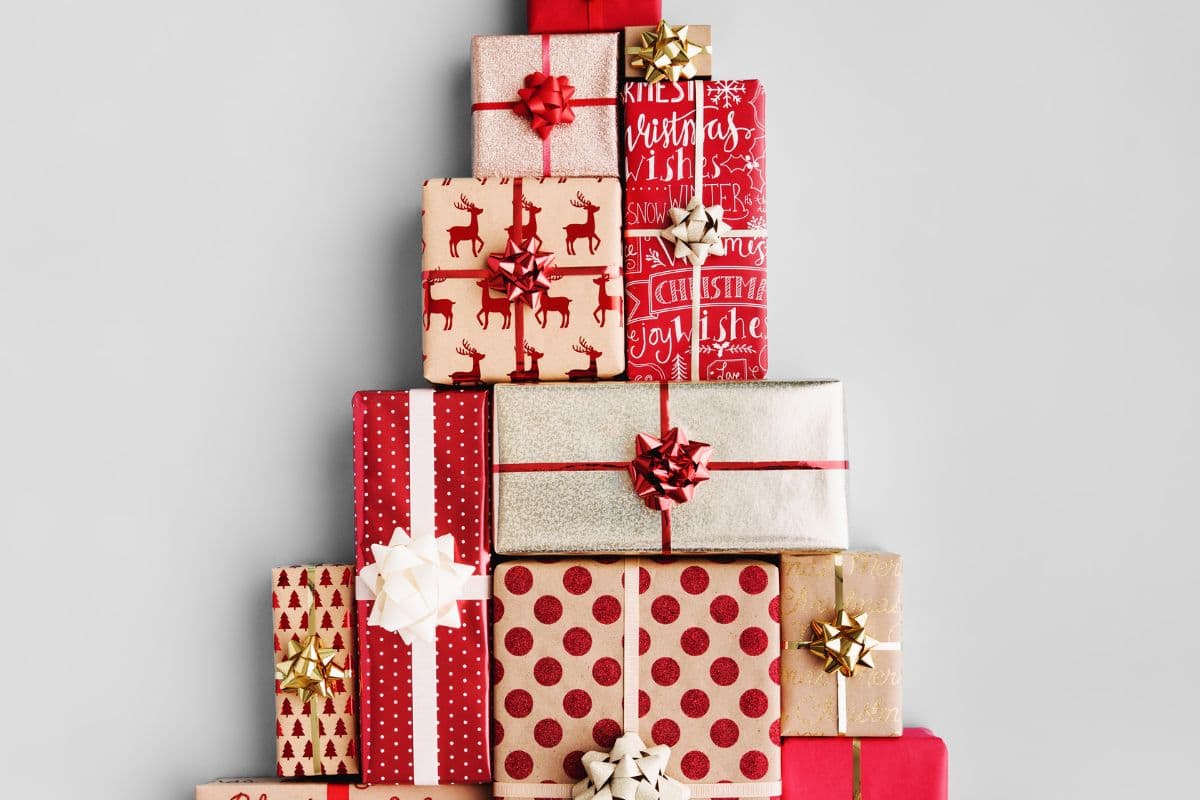 2,115 Friends Wrapping Gifts Stock Photos, High-Res Pictures, and Images -  Getty Images