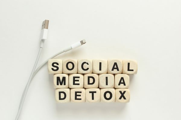 social media detox: how to get a glow up in 30 days