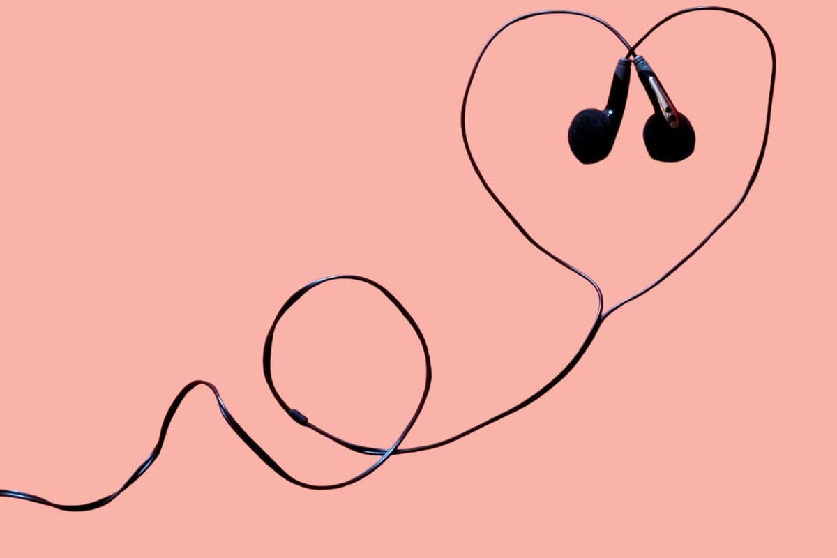 headphones; guess the song