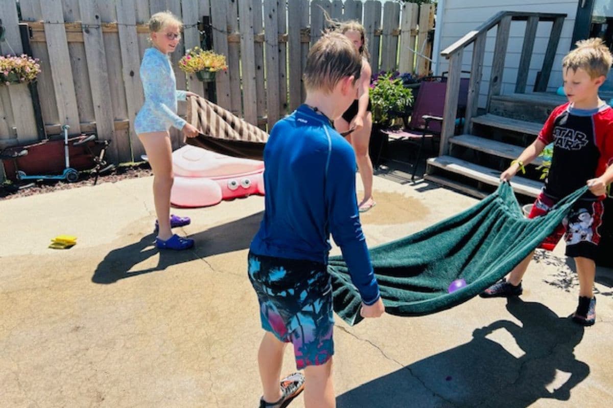 balloon towel toss