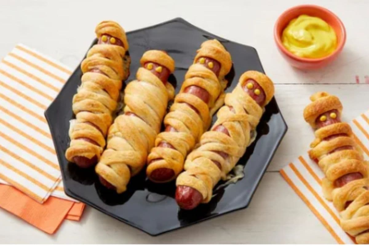 mummy dogs; Halloween lunch food idea and recipe for kids