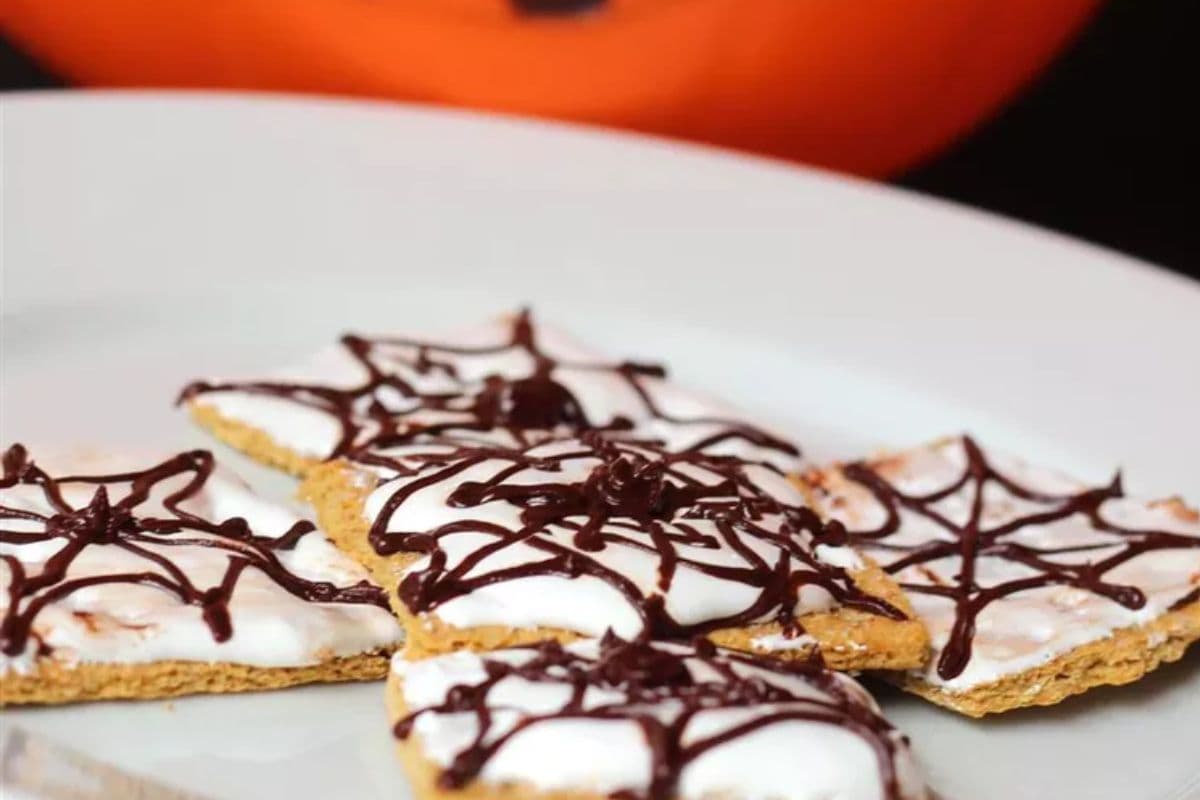 Halloween desserts for kids; spider web s'mores