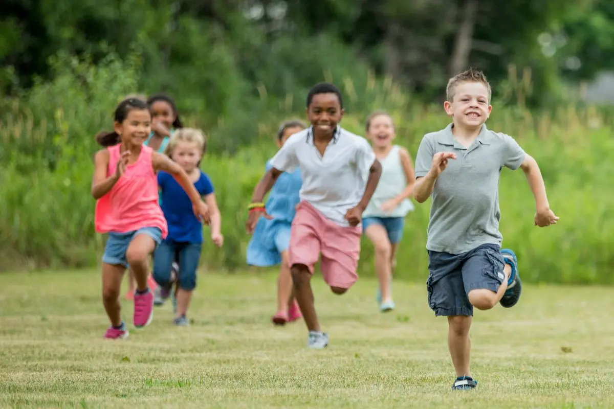outdoor games for kids in your backyard featured image