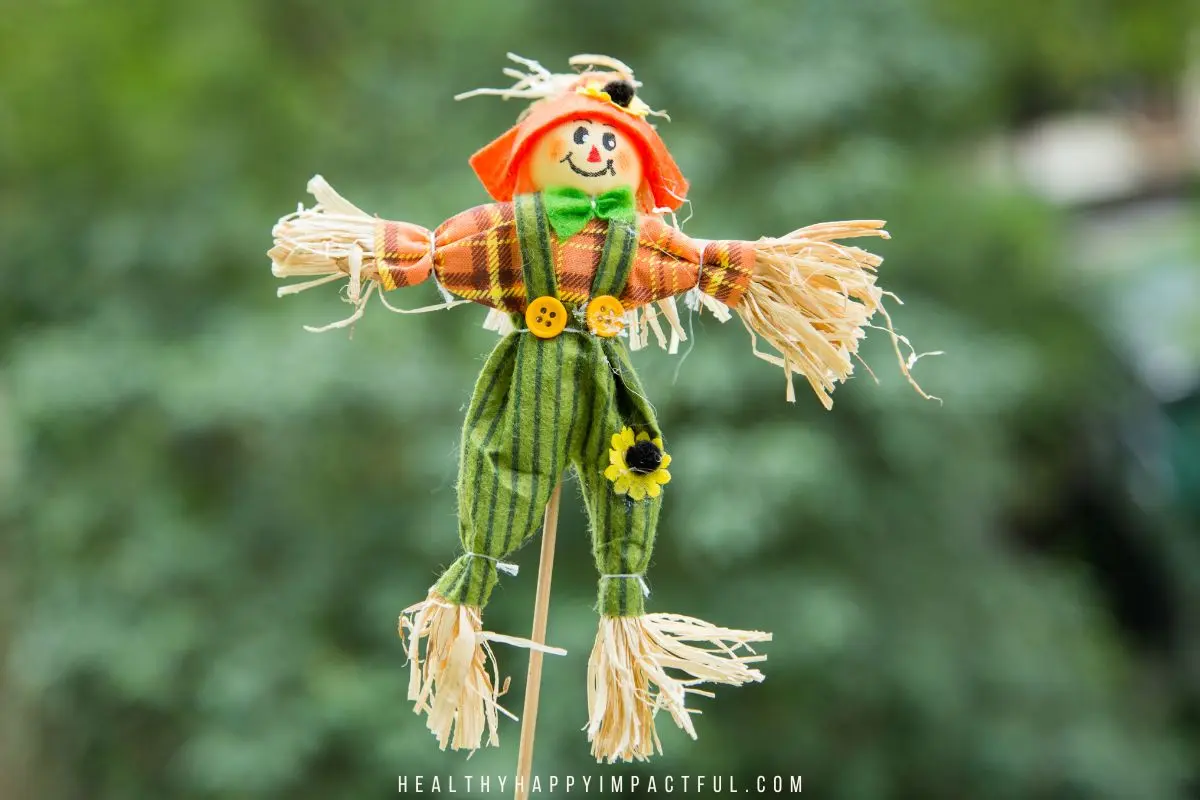 make a scarecrow with kids for Thanksgiving